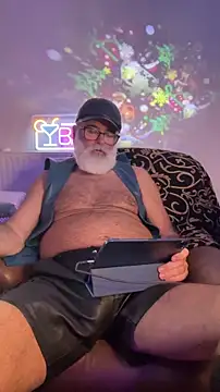 Snapshot of LeatherSdaddy chatting on 12.16.25 LeatherSdaddy online show from 12.16.25