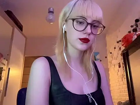 Snapshot of EffacedScan chatting on 11.16.25 EffacedScan online show from 11.16.25