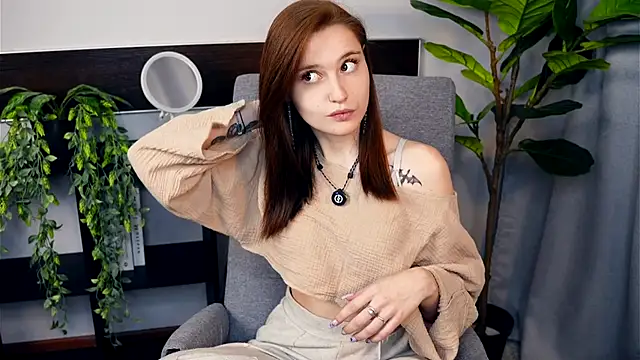 Snapshot of IsaParadiso chatting on 11.12.25 IsaParadiso online show from 11.12.25