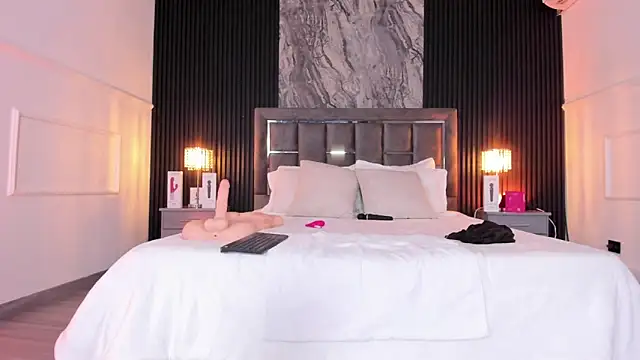 Laureenwells online show from 04.21.26