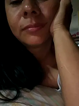 Snapshot of Aleja-198522 chatting on 11.15.25 Aleja-198522 online show from 11.15.25