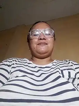 Snapshot of loriepinay46 chatting on 06.18.26 loriepinay46 online show from 06.18.26
