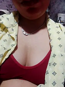 Snapshot of isha_sharma2002 chatting on 11.18.25 isha sharma2002 online show from 11.18.25