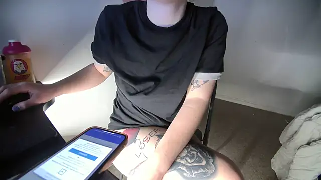 Snapshot of secretcouple_00 chatting on 11.19.25 secretcouple 00 online show from 11.19.25