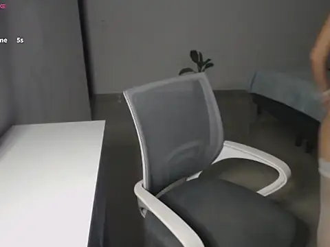 Snapshot of softkitty__ chatting on 12.05.25 softkitty online show from 12.05.25