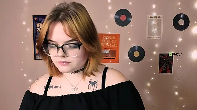 Snapshot of lika_pop chatting on 11.16.25 lika pop online show from 11.16.25