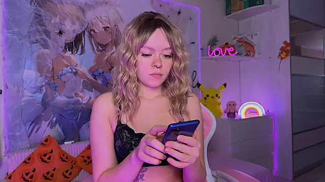 Snapshot of CheekySashaCharm chatting on 11.23.25 CheekySashaCharm online show from 11.23.25