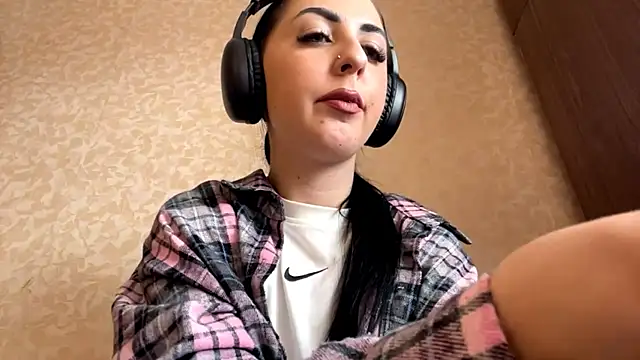 Snapshot of CindyFlowers chatting on 11.15.25 CindyFlowers online show from 11.15.25