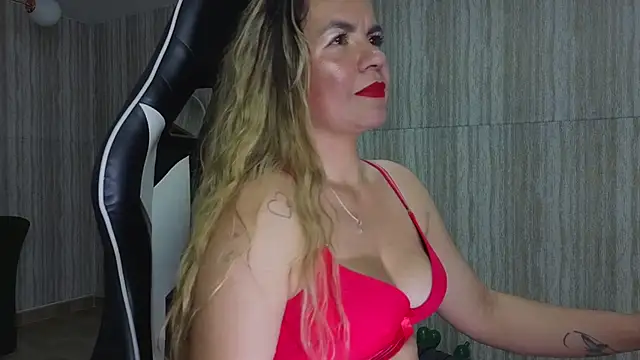 Snapshot of paula_lorens_t1_ chatting on 11.15.25 paula lorens t1 online show from 11.15.25