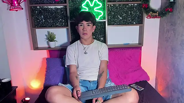 Snapshot of Angeldust19 chatting on 11.19.25 Angeldust19 online show from 11.19.25