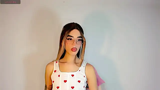 Snapshot of LeslieAmor1 chatting on 11.19.25 LeslieAmor1 online show from 11.19.25