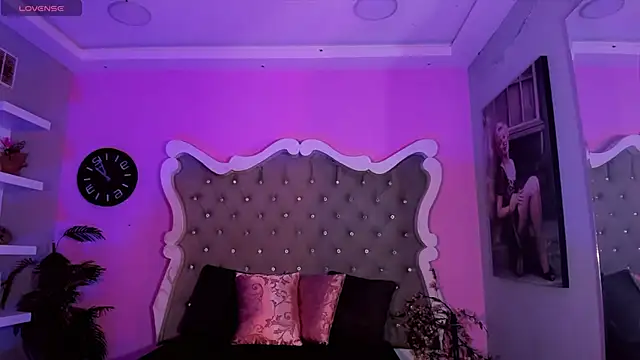 Snapshot of LeslieAmor1 chatting on 11.21.25 LeslieAmor1 online show from 11.21.25