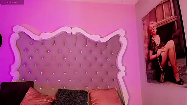 Snapshot of LeslieAmor1 chatting on 11.23.25 LeslieAmor1 online show from 11.23.25