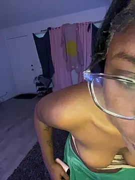 Snapshot of Mistresslucyxxx chatting on 11.17.25 Mistresslucyxxx online show from 11.17.25