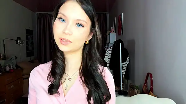 Snapshot of EmmaJonse chatting on 11.15.25 EmmaJonse online show from 11.15.25