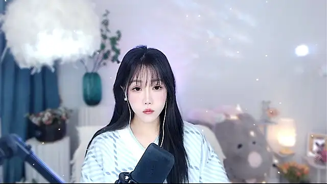 Snapshot of Laura_520 chatting on 11.22.25 Laura 520 online show from 11.22.25