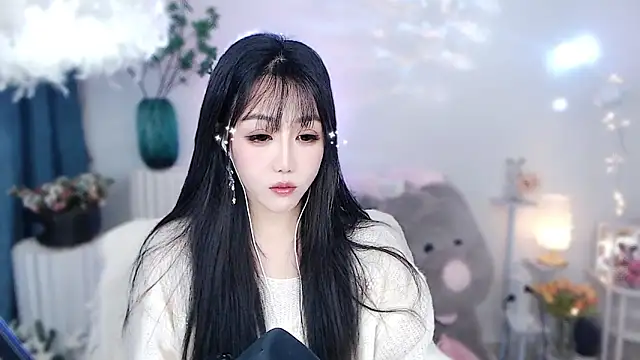 Snapshot of Laura_520 chatting on 11.29.25 Laura 520 online show from 11.29.25