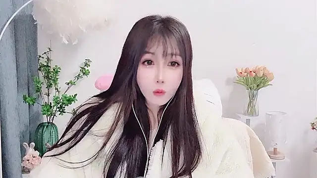 Snapshot of Laura_520 chatting on 12.16.25 Laura 520 online show from 12.16.25