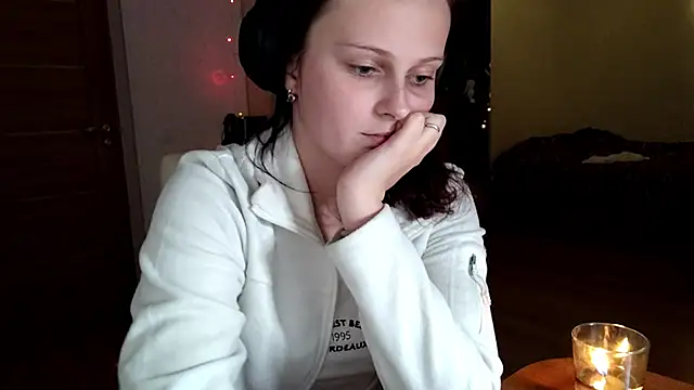 Snapshot of LouiseMarengo chatting on 11.17.25 LouiseMarengo online show from 11.17.25