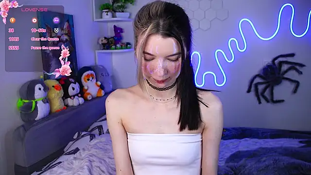Snapshot of Emmie_shy chatting on 05.08.26 Emmie shy online show from 05.08.26