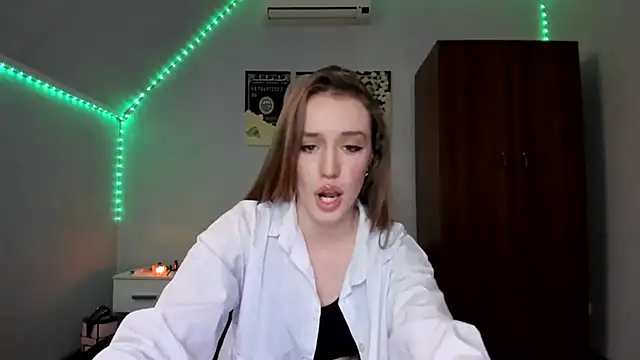 Snapshot of tinyglow chatting on 12.02.25 tinyglow online show from 12.02.25