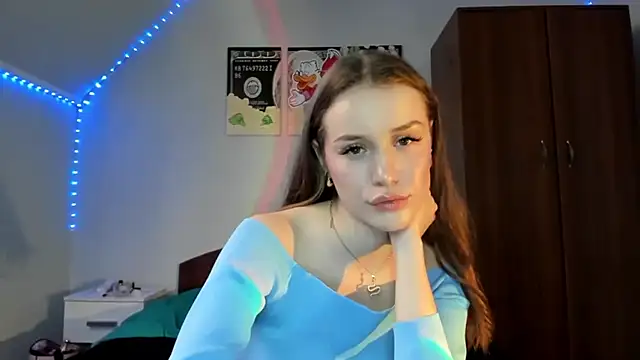 Snapshot of tinyglow chatting on 12.03.25 tinyglow online show from 12.03.25