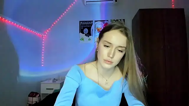 Snapshot of tinyglow chatting on 12.04.25 tinyglow online show from 12.04.25