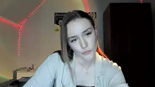 Snapshot of tinyglow chatting on 12.04.25 tinyglow online show from 12.04.25