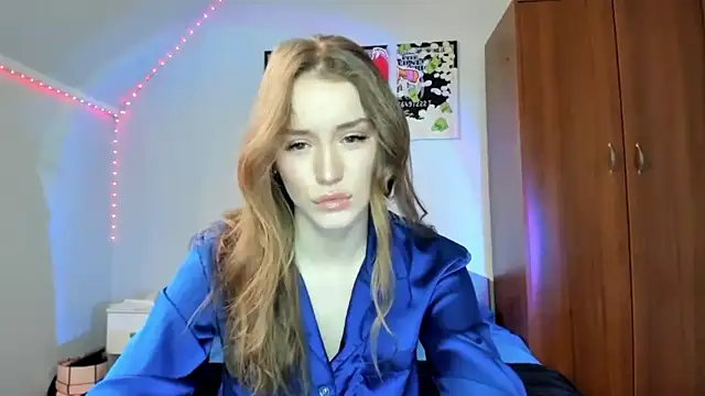 Snapshot of tinyglow chatting on 12.05.25 tinyglow online show from 12.05.25