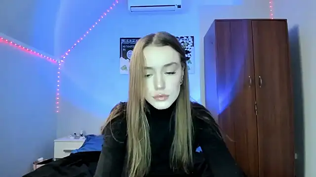 Snapshot of tinyglow chatting on 12.15.25 tinyglow online show from 12.15.25