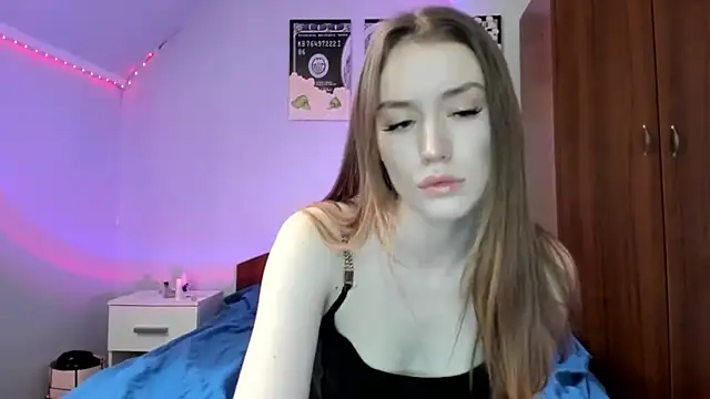 Snapshot of tinyglow chatting on 12.15.25 tinyglow online show from 12.15.25