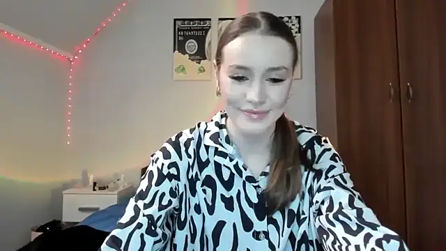 Snapshot of tinyglow chatting on 12.16.25 tinyglow online show from 12.16.25