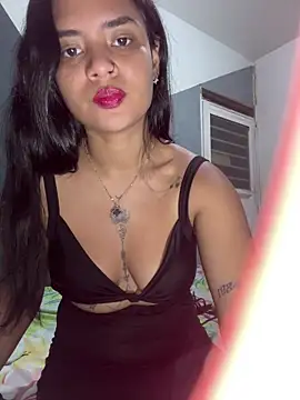 Snapshot of lizmy chatting on 12.04.25 lizmy online show from 12.04.25