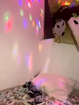 Snapshot of lizmy chatting on 12.20.25 lizmy online show from 12.20.25