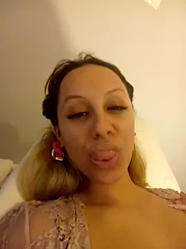 Snapshot of cleopatravodos chatting on 11.19.25 cleopatravodos online show from 11.19.25