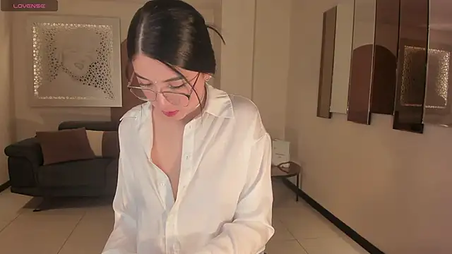 Snapshot of HaileyRoss_ chatting on 12.05.25 HaileyRoss online show from 12.05.25