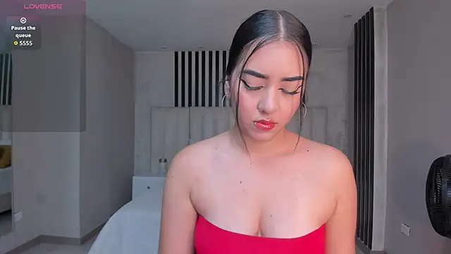 Snapshot of SophieLanne chatting on 11.30.25 SophieLanne online show from 11.30.25