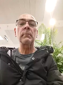 Snapshot of raini14770 chatting on 12.20.25 raini14770 online show from 12.20.25