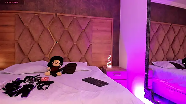 Snapshot of VictoriaSaenz1_ chatting on 11.17.25 VictoriaSaenz1 online show from 11.17.25