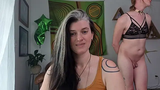 Snapshot of bruisedblossoms chatting on 04.21.26 bruisedblossoms online show from 04.21.26