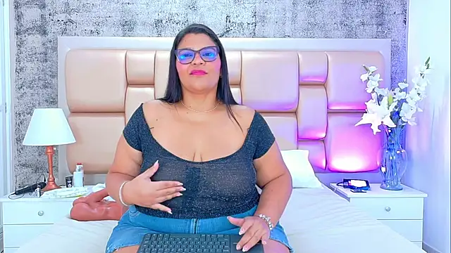 Snapshot of SelennaCooper chatting on 12.05.25 SelennaCooper online show from 12.05.25