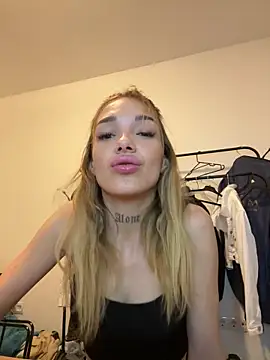 lunababy77 online show from 11.17.25