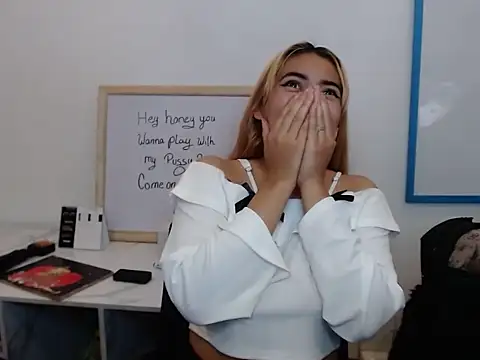 KloeeCavallier online show from 02.25.26