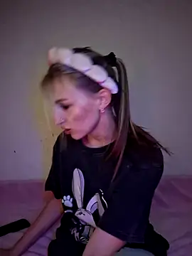 Snapshot of carolinakis_ chatting on 11.18.25 carolinakis online show from 11.18.25