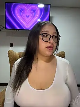 Snapshot of Whitneyy chatting on 11.17.25 Whitneyy online show from 11.17.25