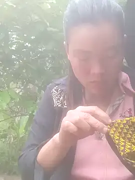 Snapshot of meomeo-00 chatting on 12.04.25 meomeo-00 online show from 12.04.25