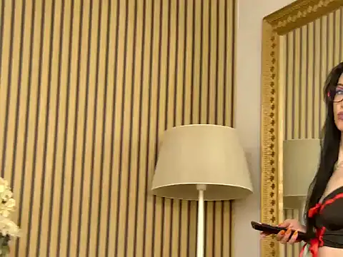 Snapshot of IvyCole chatting on 12.04.25 IvyCole online show from 12.04.25