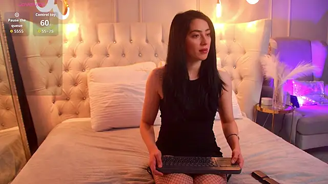 Snapshot of VelissaBowen chatting on 12.04.25 VelissaBowen online show from 12.04.25