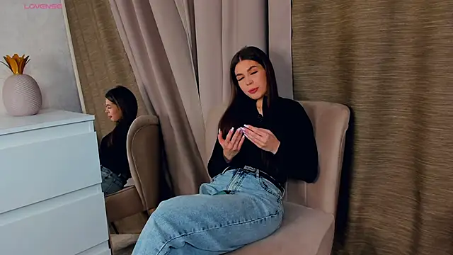 Snapshot of AnetteGamrath chatting on 11.18.25 AnetteGamrath online show from 11.18.25