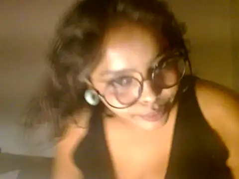 Snapshot of raveena_hot chatting on 12.23.25 raveena hot online show from 12.23.25